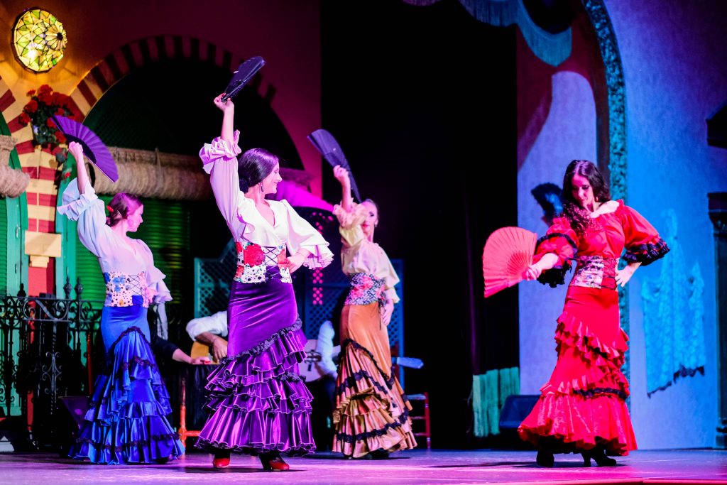 El abanico es uno de los complementos para el baile flamenco que utiliza las bailaoras.