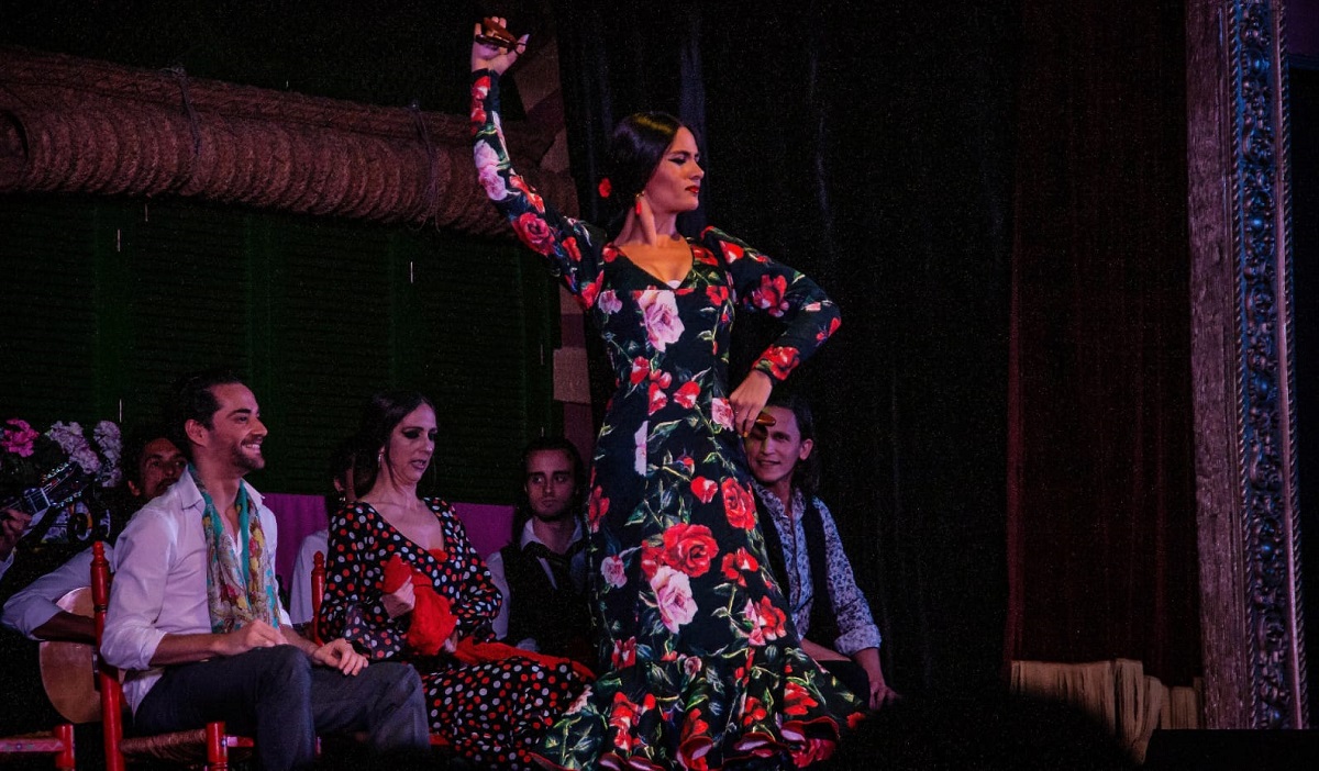 Bailaora de flamenco con castañuelas