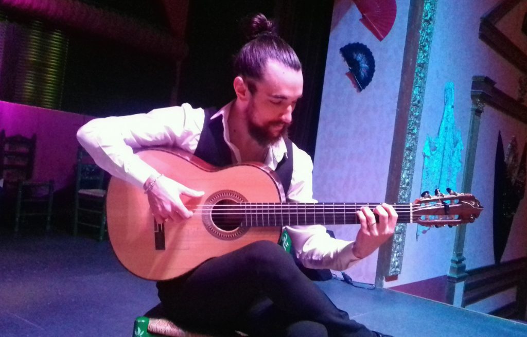José Ramírez Chopi es guitarrista en El Palacio Andaluz de Sevilla
