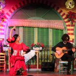 Símbolos del flamenco: el mantón, la peineta y las castañuelas