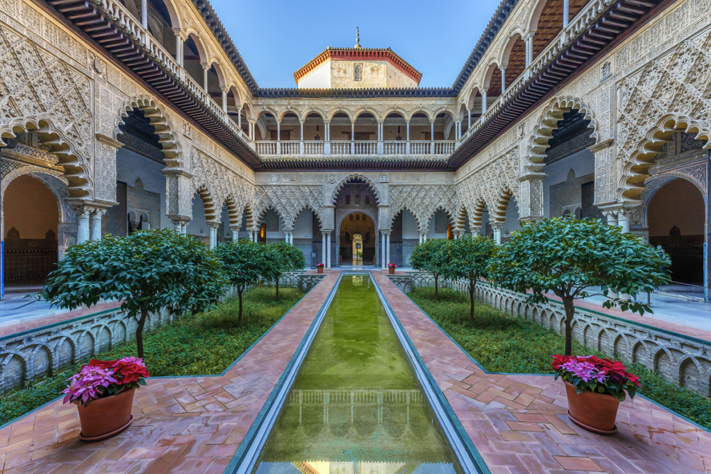 patio del real alcazar de sevilla